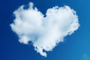 céu com nuvens de amor coração