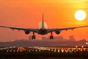 avião decolando pôr do sol