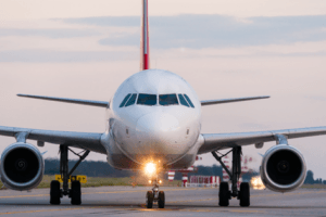 avião na pista