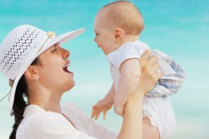 mãe e filho na praia