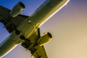 avião de passageiros voando