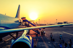 lindo pôr do sol avião