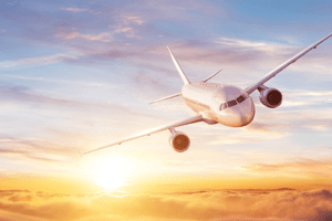 avião acima das nuvens