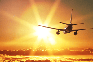 avião e sol no horizonte