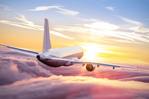 avião em direção ao sol