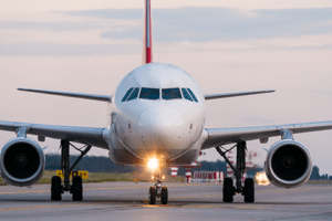 avião com o farol ligado