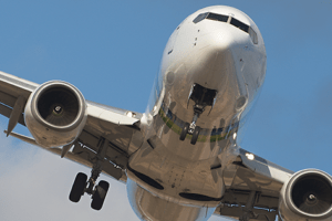 avião ganhando altitude