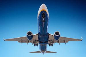 avião levantando voo