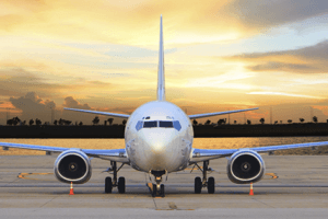 avião no entardecer