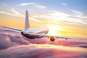 avião voando no céu colorido