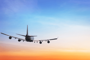 Aviao voando no céu