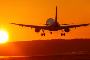 avião pousando céu laranja