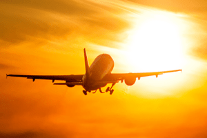 avião decolando direção sol