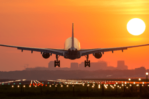avião decolando fim de tarde