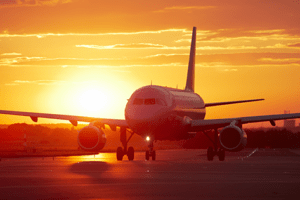 lindo avião pôr do sol