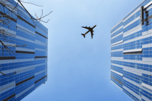 avião entre prédios