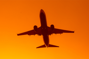 avião no céu laranja