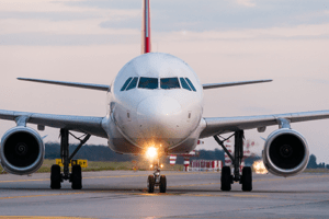 avião pista luz acesa