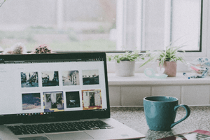 laptop na bancada de casa