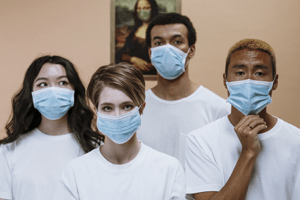 pessoas usando máscara cirúrgica