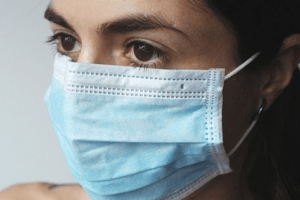 pessoa de máscara descartável