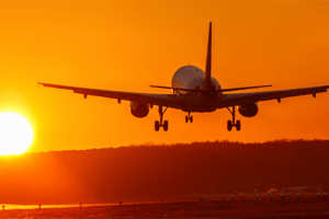 pôr do sol avião pousando