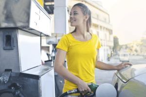 mulher abastecendo carro