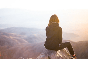 mulher sentada na montnha