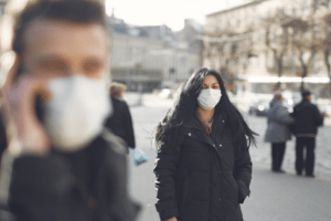 pessoas de mascara cirurgica na rua