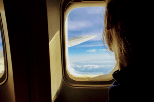 pessoa olhando através da janela