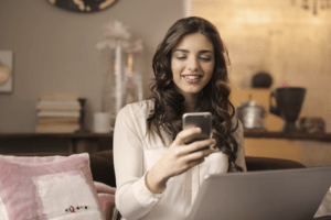 mulher fazendo compras online