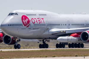 avião cosmic girl pousado