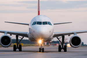 avião pista taxiando