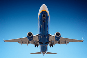 avião subindo céu azul