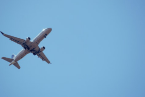 aviao-voando-no-ceu-azul