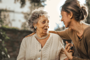 mãe e filha conversando