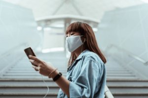 mulher-subindo-escadas-máscara