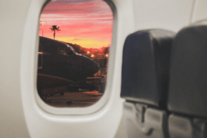 interior-do-aeroporto-com-janela