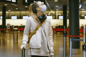 pessoa de máscara aeroporto