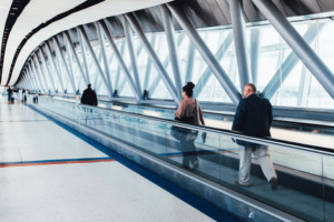 pessoas-andando-na-esteira-do-aeroporto