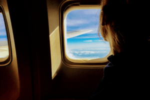 pessoando-olhando-através-da-janela-de-um-aviao