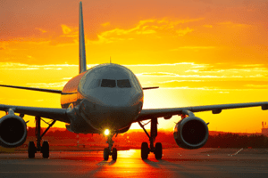 Avião pôr do sol atrás