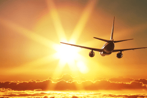 Avião voando direção sol