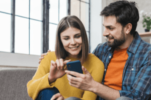 casal sentado juntos com celular