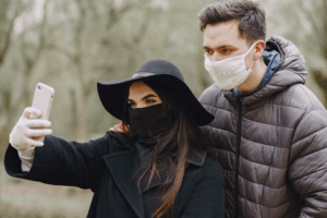 casal-tirando-selfie-com-mascara