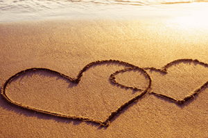 Corações areia praia