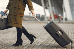 mulher-andando-com-mala