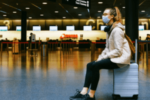 mulher-de-mascara-no-aeroporto