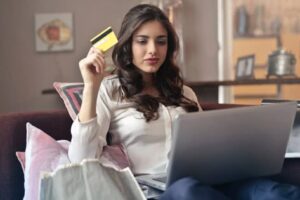 mulher-fazendo-compras