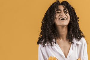 mulher fundo laranja